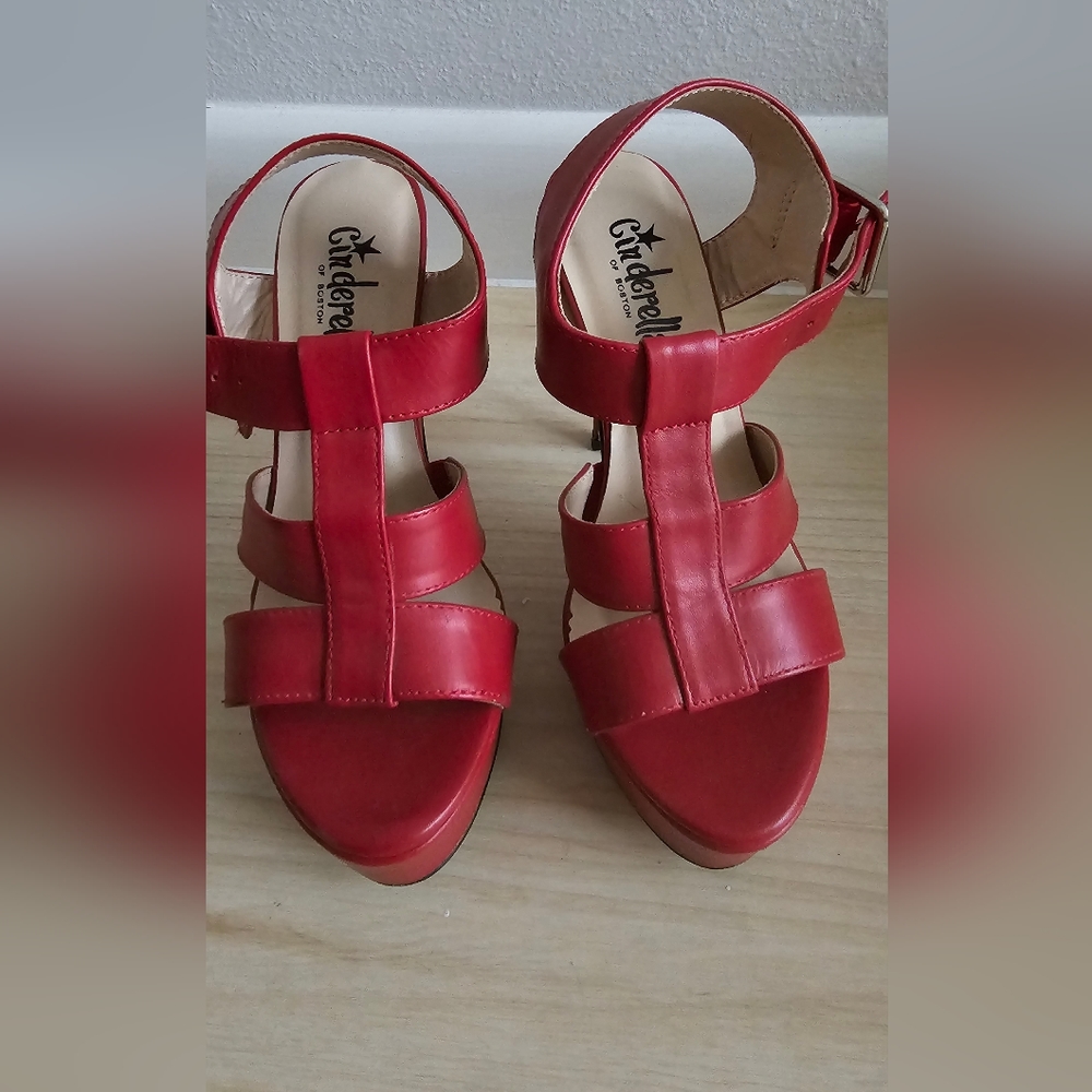 Red heels. Petite size 3M